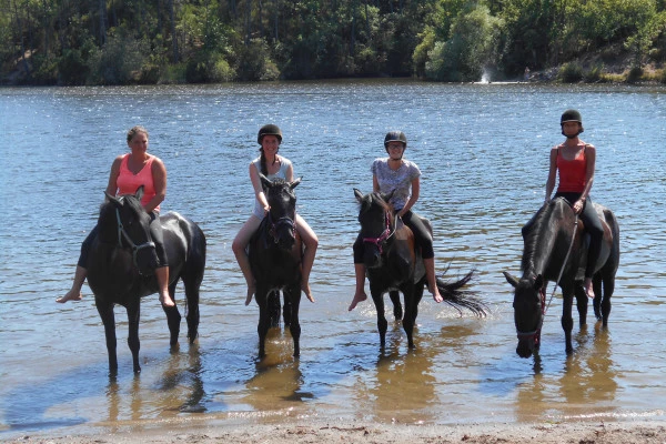 Journée détente à cheval ou poney au lac - Bonjour Fun