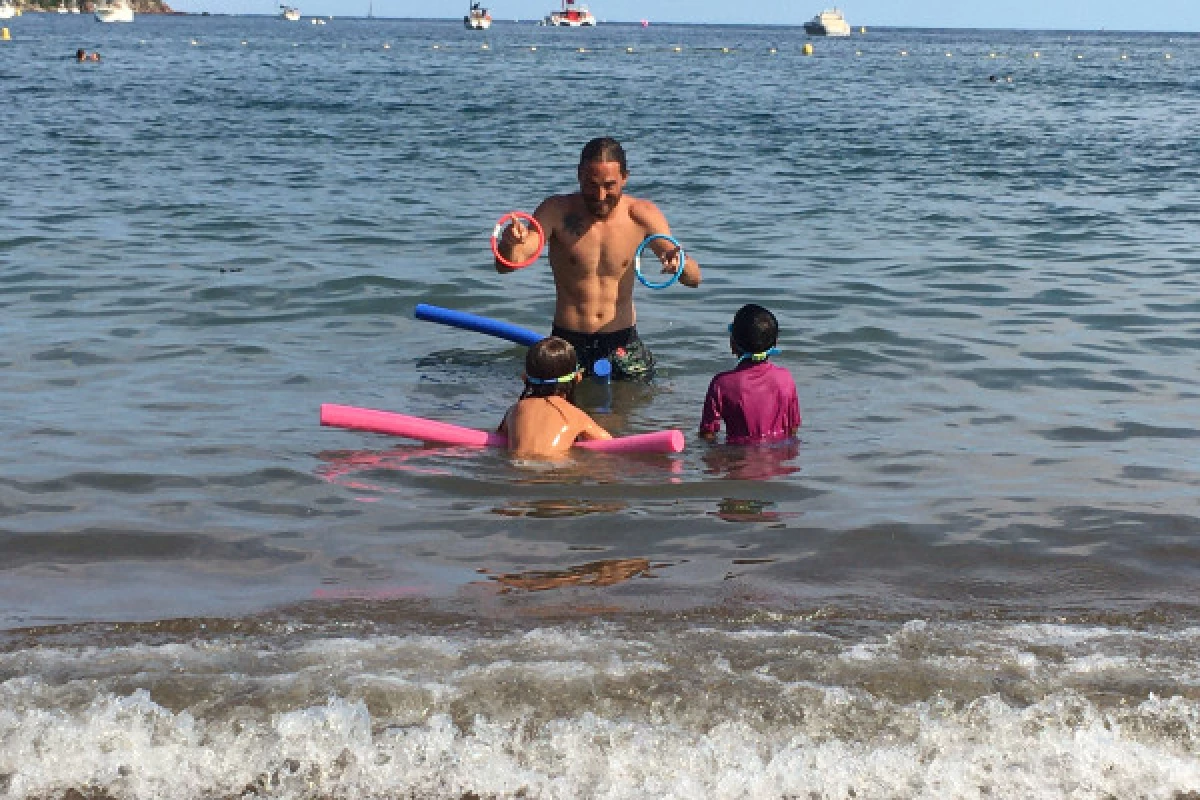 Leçon de natation - Club Mickey Les Loustics - Bonjour Fun