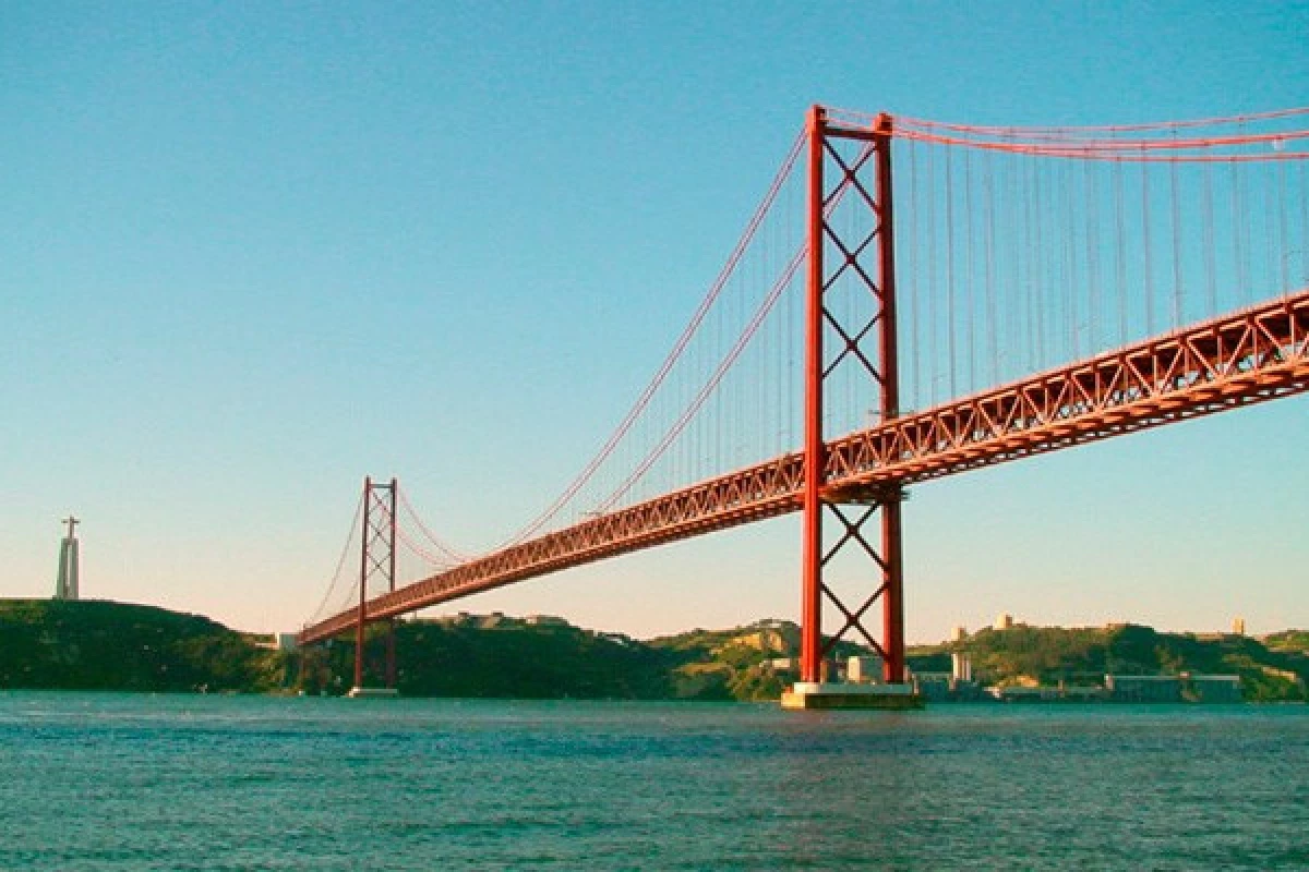 Lisbon Riverside & Cristo rei Tuk Tuk Tour - Bonjour Fun