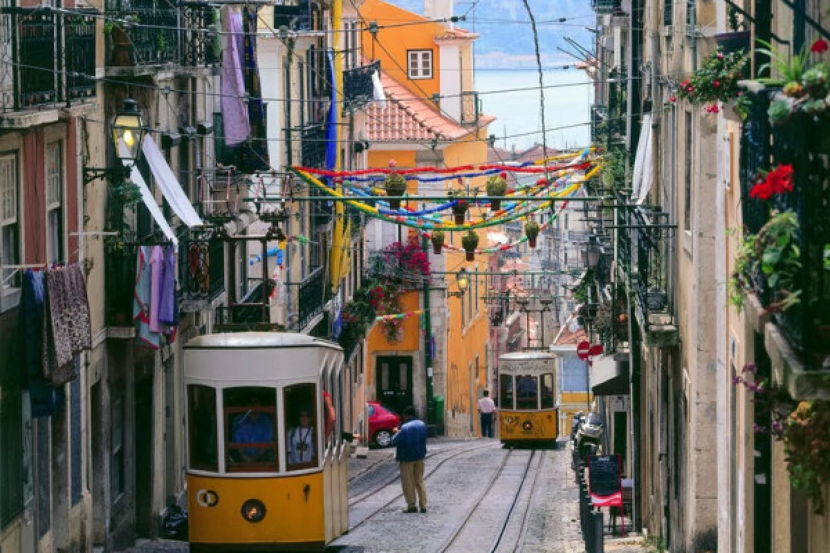 Lisbon Walking Tour - Bonjour Fun