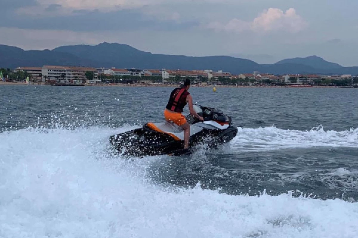 Location JET SKI SEADOO GTI 155 (3 personnes ) - Bonjour Fun