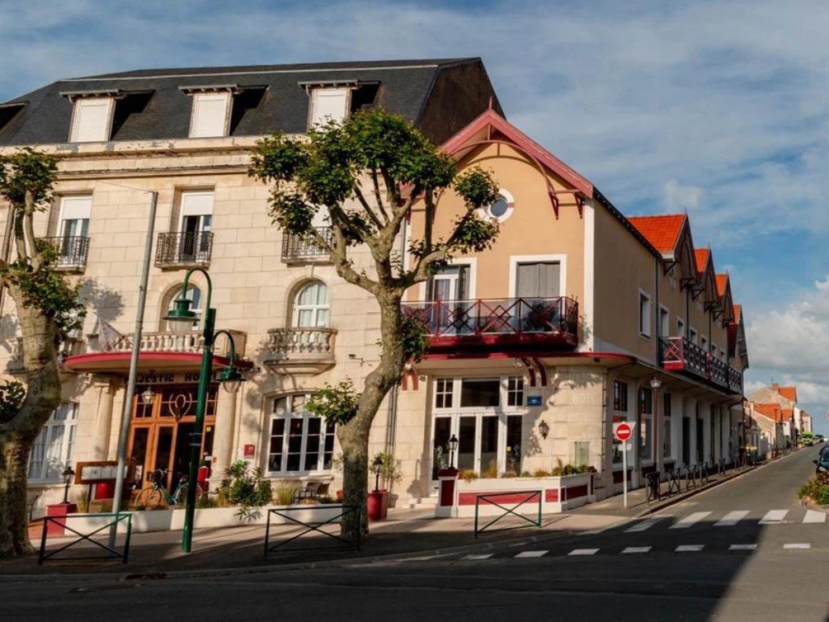 LOGIS Hotel Majestic Chatelaillon Plage - La Roche - Bonjour Fun