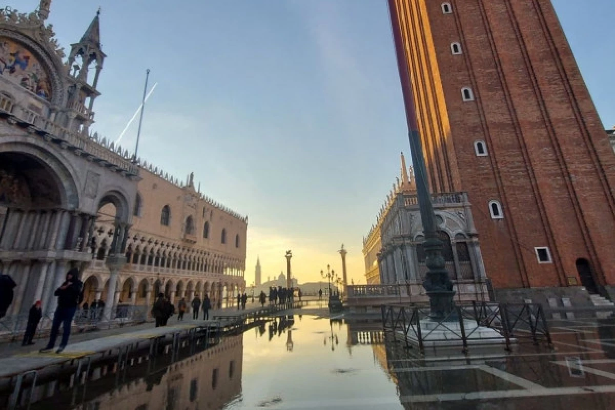 MORNING WALK - DESERT VENICE - Bonjour Fun