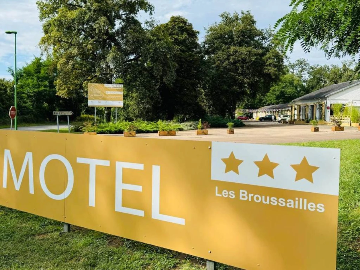 Motel Les Broussailles - Bonjour Fun