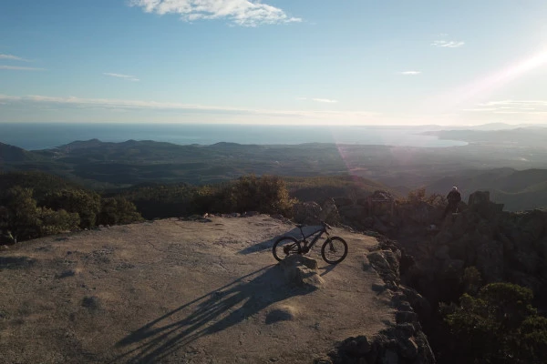 Petit déjeuner au sommet du massif de l'Estérel en VTT électrique - Bonjour Fun