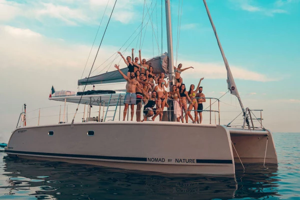 PRIVATISATION NOMAD Catamaran - JOURNÉE SUNSET - Bonjour Fun