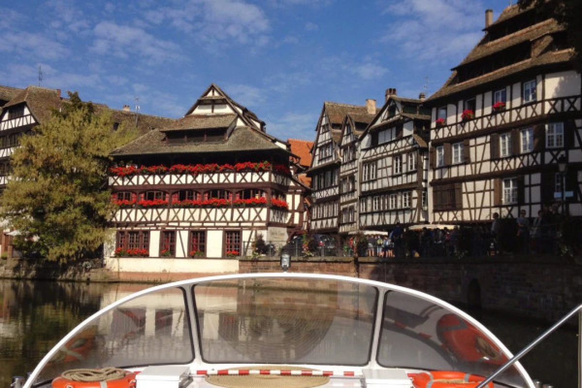 Private group walking and boat tour Strasbourg - Bonjour Fun