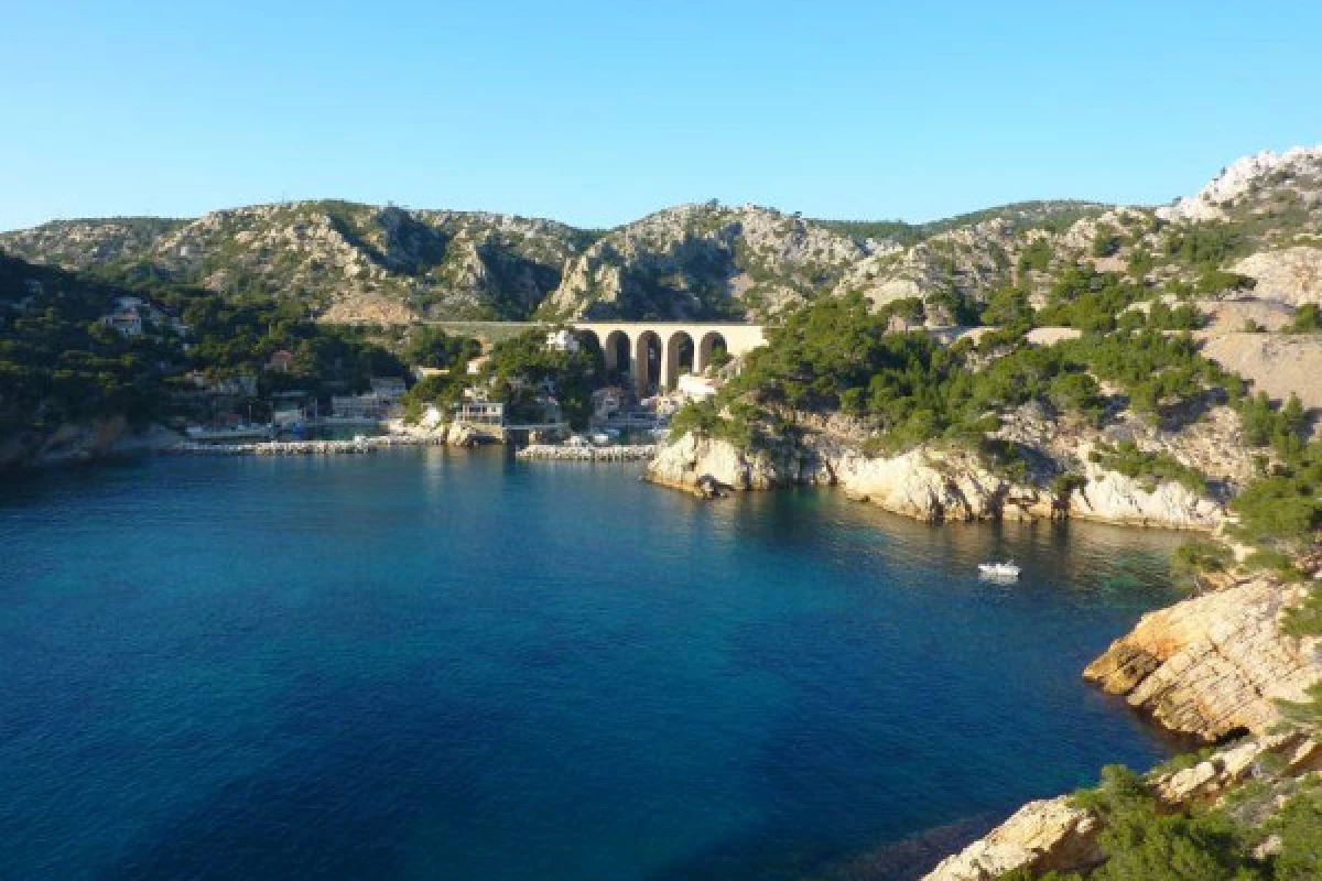 Privatisation d'un bateau - Visite des Calanques de la Côte Bleue - Bonjour Fun