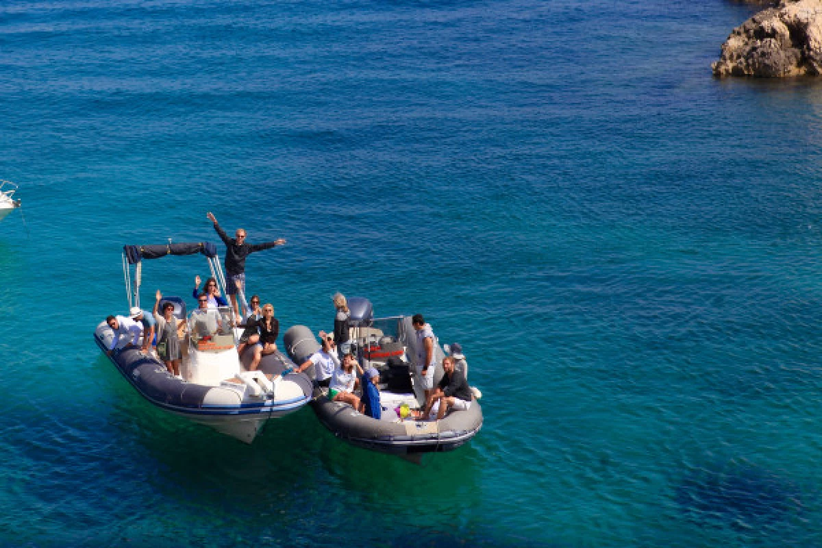 Privatisation d'un bateau - Visite des Calanques de la Côte Bleue - Bonjour Fun