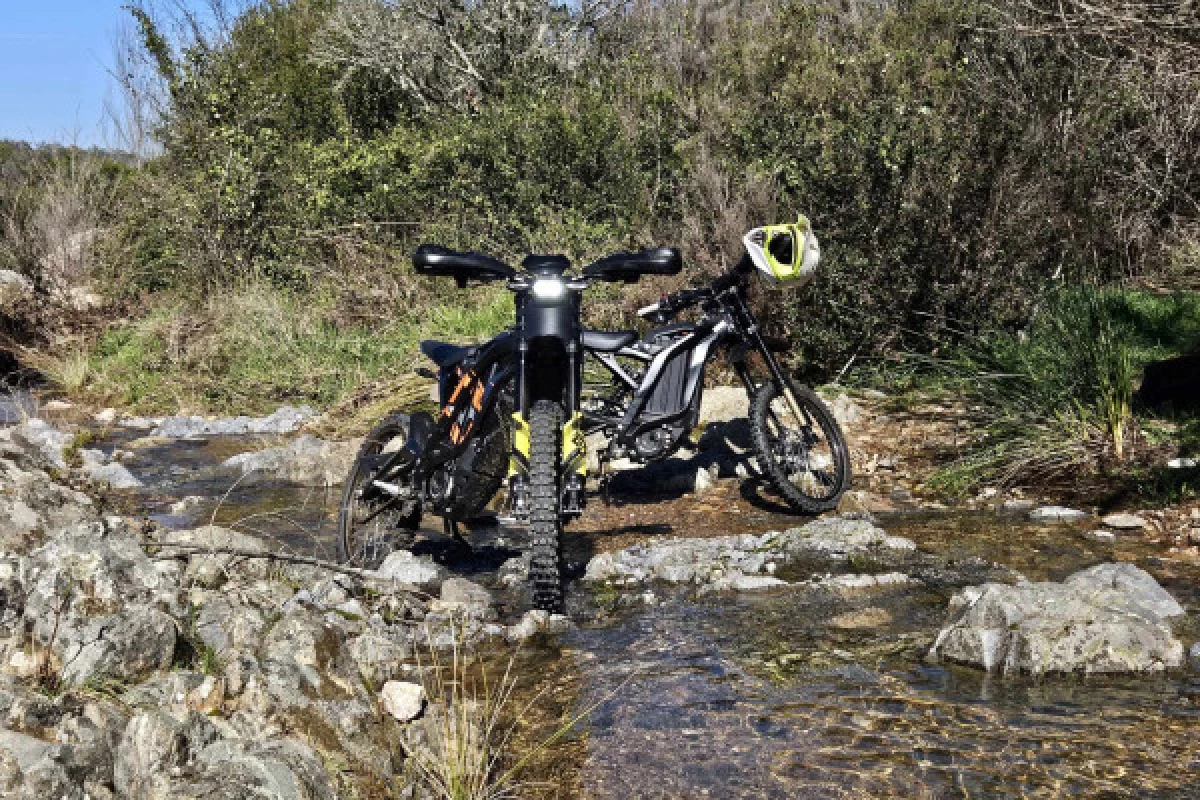 Randonnée en Moto électrique à Roquebrune/Argens - Bonjour Fun