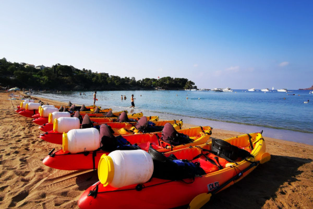 Randonnée guidée Agay en kayak ou paddle massif de l'Esterel - Bonjour Fun