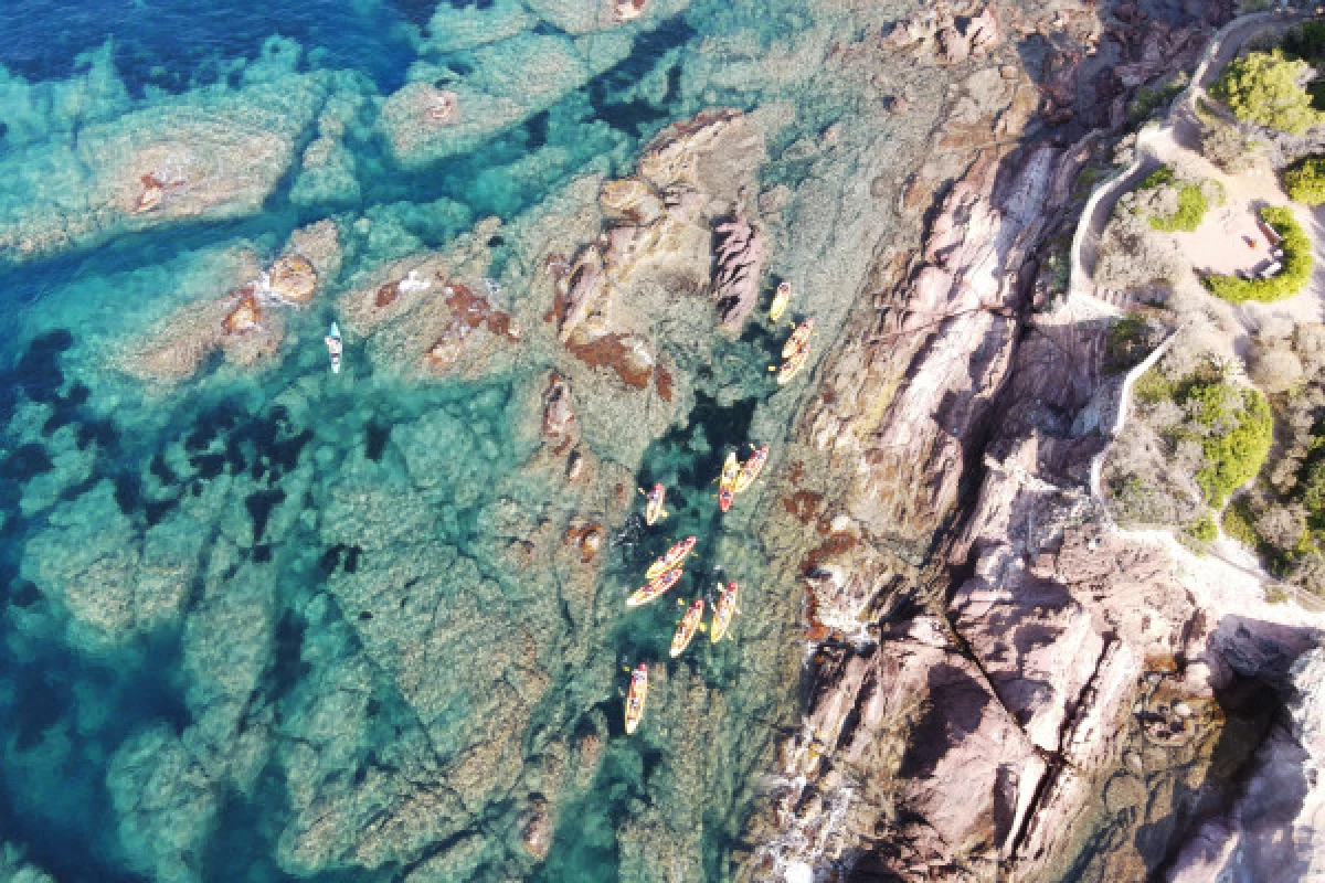 Randonnée guidée Agay en kayak ou paddle massif de l'Esterel - Bonjour Fun