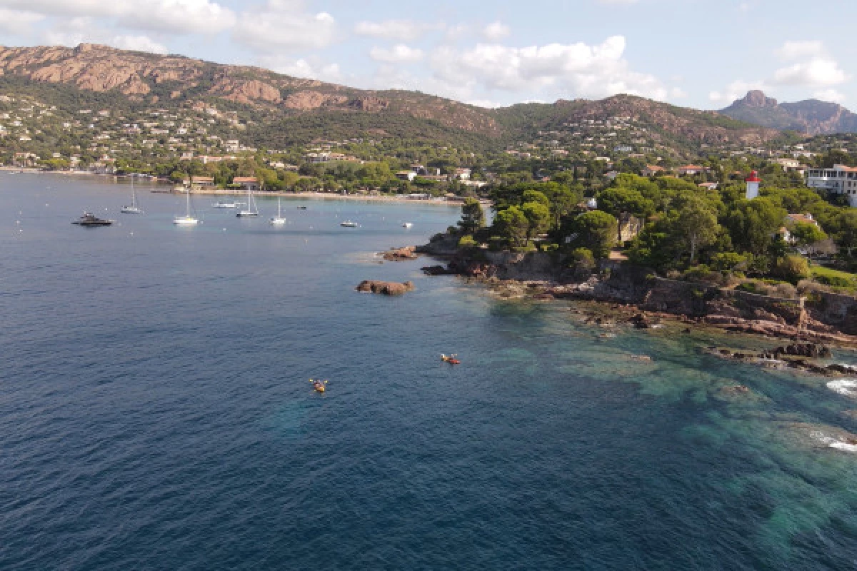 Randonnée guidée Agay en kayak ou paddle massif de l'Esterel - Bonjour Fun