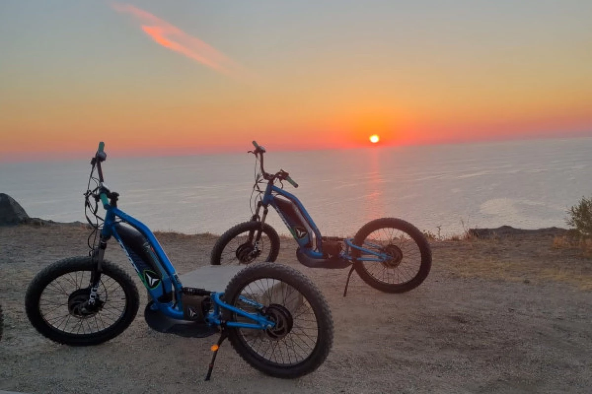 Randonnée Sunset en trottinette électrique tout-terrain aux Iles Sanguinaires - Bonjour Fun