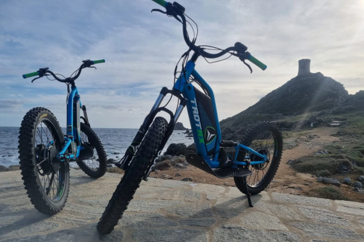 Randonnée Sunset en trottinette électrique tout-terrain aux Iles Sanguinaires - Bonjour Fun