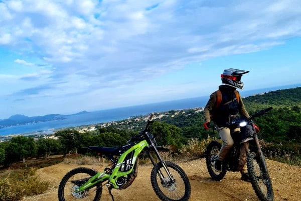 Randonnée en Moto électrique à Roquebrune/Argens - Bonjour Fun