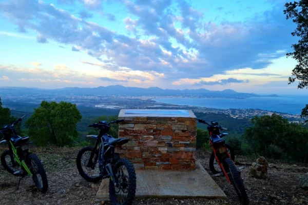 Randonnée en Moto électrique à Roquebrune/Argens - Bonjour Fun