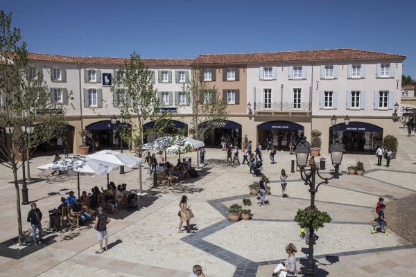 Shopping au Village des Marques Mc Arthur Glen à Miramas - Bonjour Fun