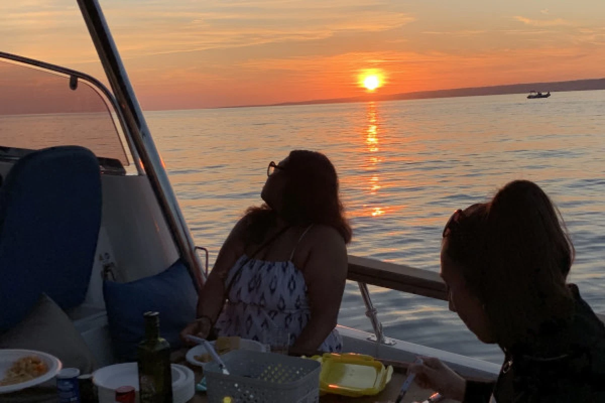 Soirée au soleil couchant dans les Calanques du Frioul - Vieux Port Mairie - Bonjour Fun