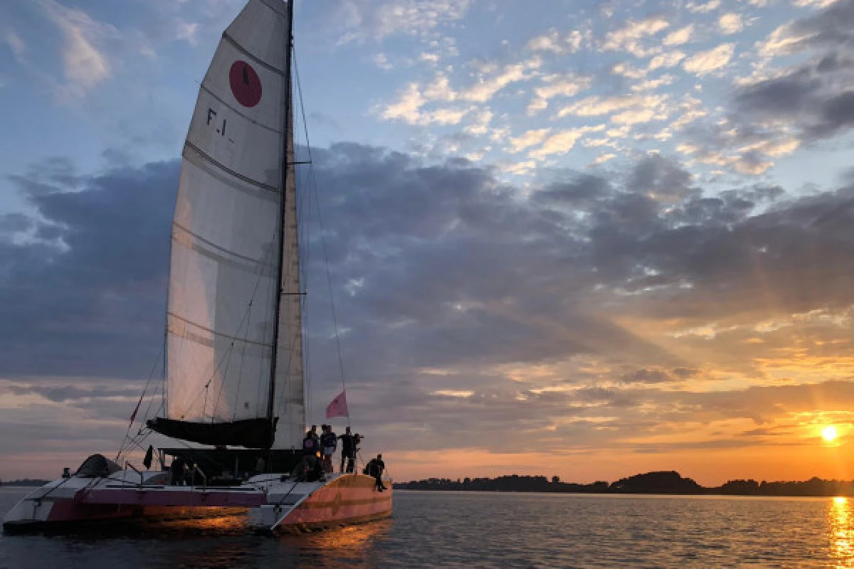 Soirée coucher de soleil en catamaran départ Cogolin - Bonjour Fun