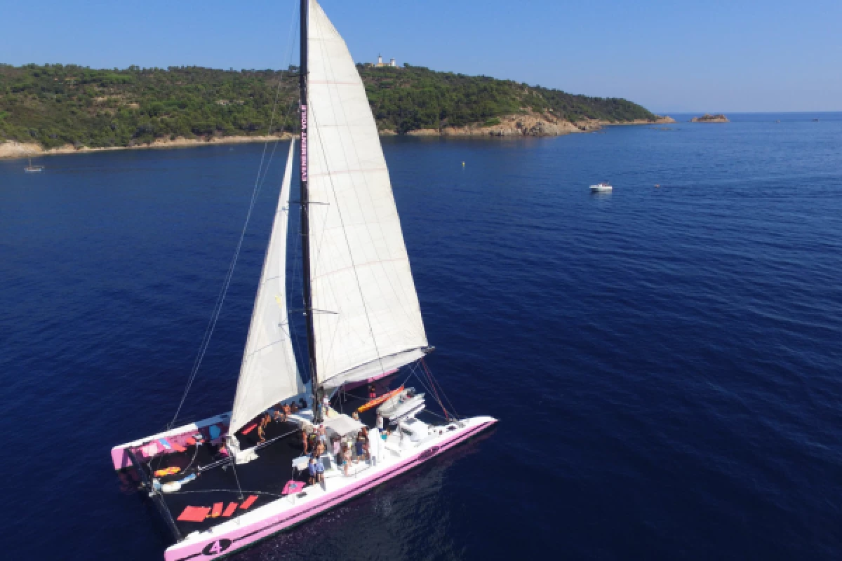 Soirée coucher de soleil en catamaran départ Cogolin - Bonjour Fun