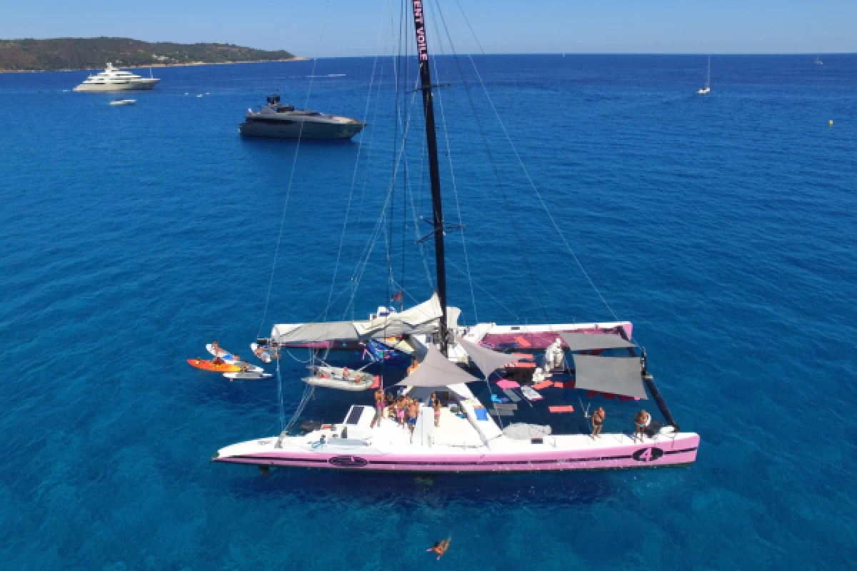 Soirée coucher de soleil en catamaran départ Cogolin - Bonjour Fun