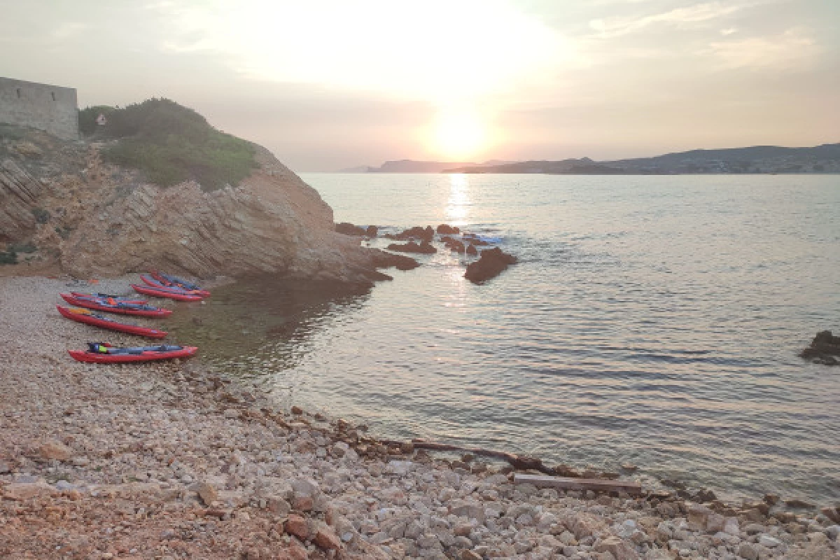 SOIREE KAYAK AVEC APERO EN MUSIQUE DANS UNE CALANQUE - Bonjour Fun