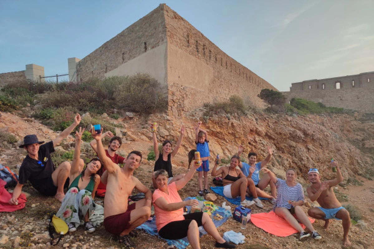 SOIREE KAYAK AVEC APERO EN MUSIQUE DANS UNE CALANQUE - Bonjour Fun