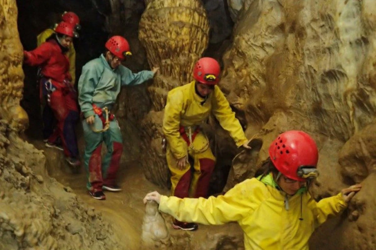 Spéléologie - Grotte de Mons - Bonjour Fun