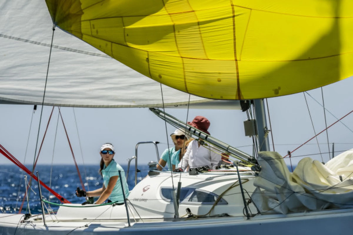 Stage de voile avec hébergement Frioul - Niveau 1-2 sur 5 jours - ADULTES FÉMININ - Bonjour Fun