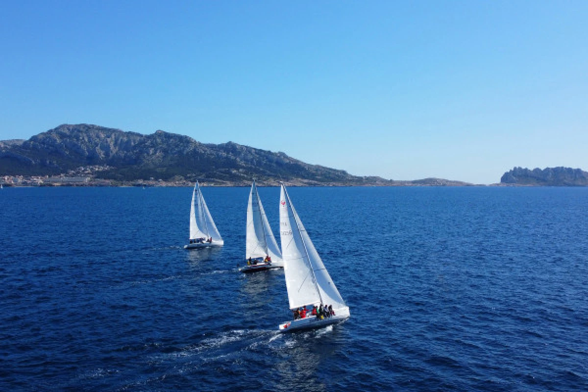 Stage de voile avec hébergement Frioul - Niveau 1-2 sur 5 jours - ADULTES FÉMININ - Bonjour Fun