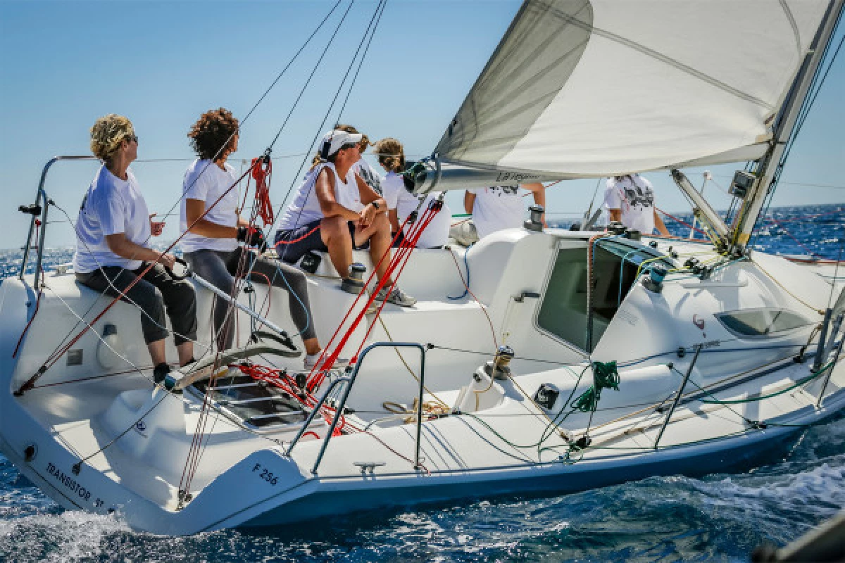 Stage de voile avec hébergement Frioul - Niveau 1-2 sur 5 jours - ADULTES FÉMININ - Bonjour Fun