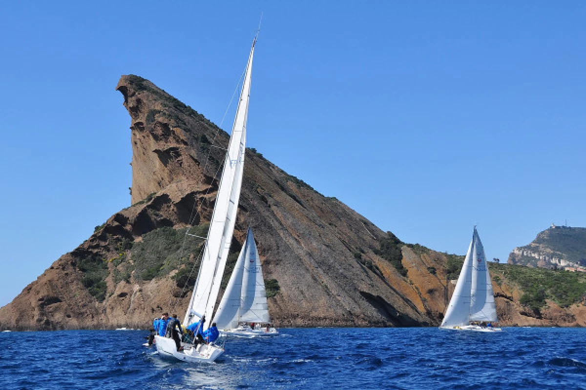 Stage de voile avec hébergement Frioul - Niveau 1-2 sur 5 jours - ADULTES FÉMININ - Bonjour Fun