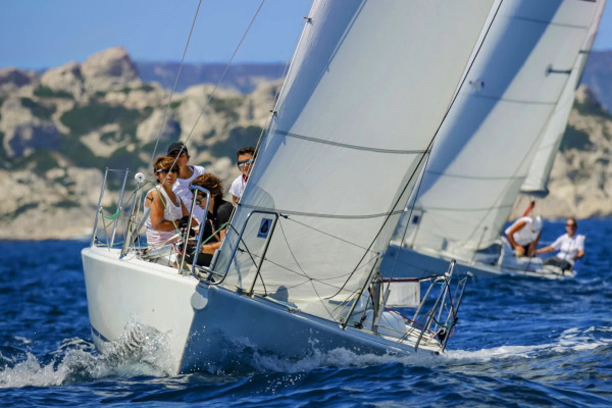 Stage de voile ADULTES HOMME avec hébergement Frioul - Niveau 1-2 sur 5 jours - Bonjour Fun