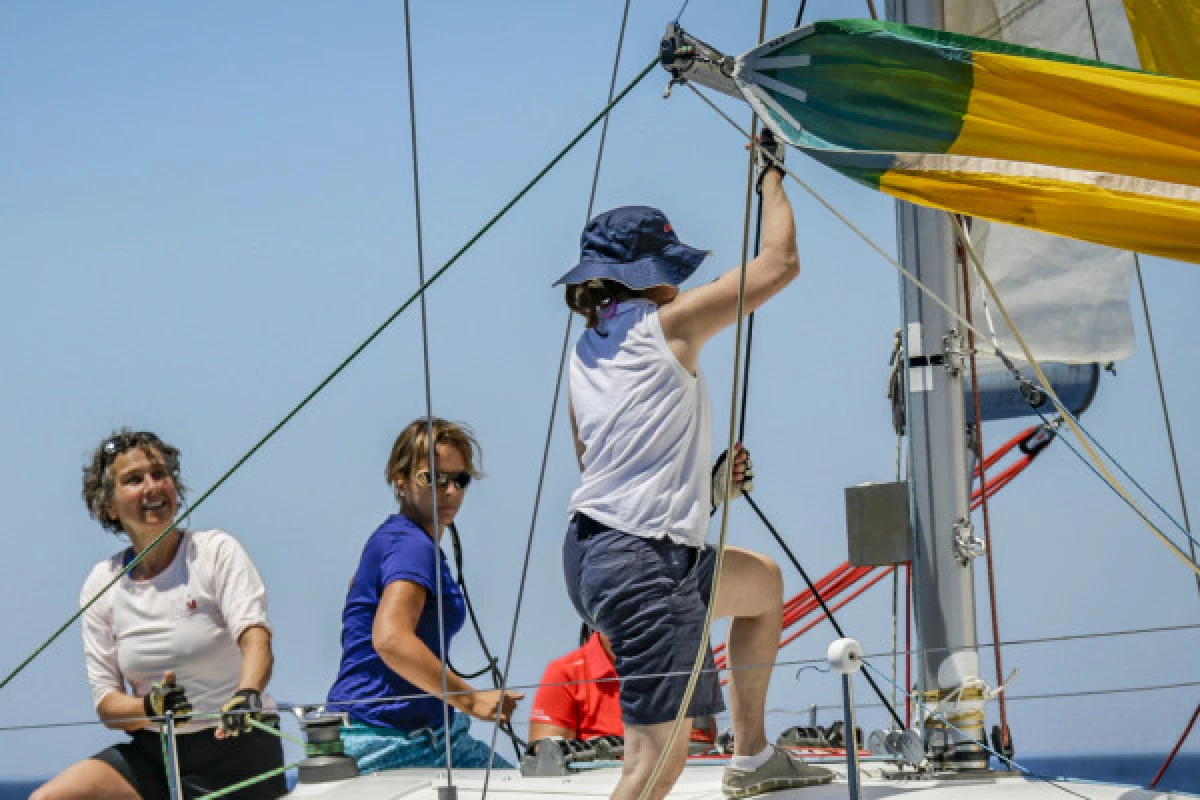 Stage de voile initiation - Niveau 1-2 - FFV Habitable sur 3 jours - ADULTES FÉMININ - Bonjour Fun