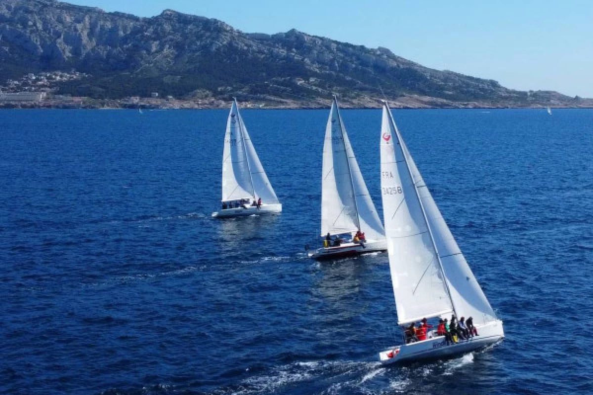 Stage de voile initiation - Niveau 1-2 - FFV Habitable sur 3 jours -  ADULTES MIXTE - Bonjour Fun