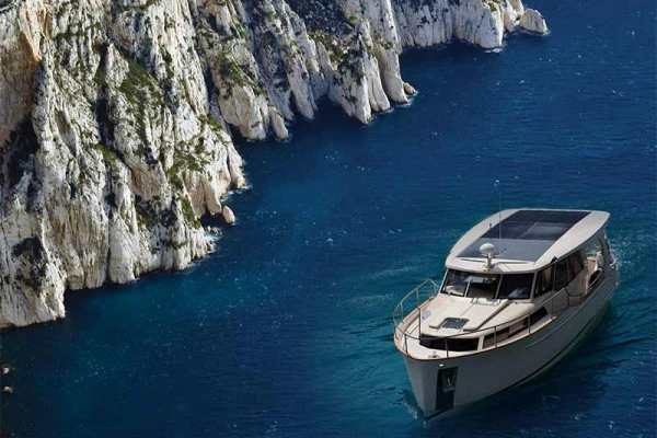 Douceur au Réveil : Croisière, Café et Plongée dans les Calanques du Frioul" - Bonjour Fun