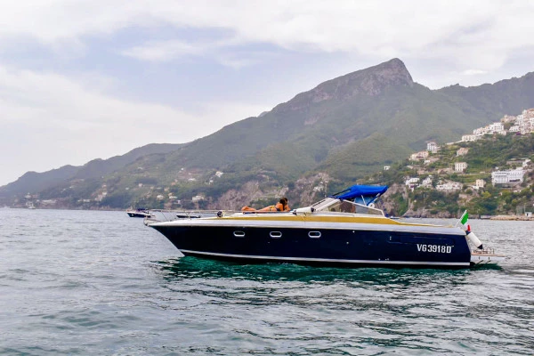 Tour of the Amalfi Coast in Yacht Ferretti 35, Skipper and fuel included - Bonjour Fun