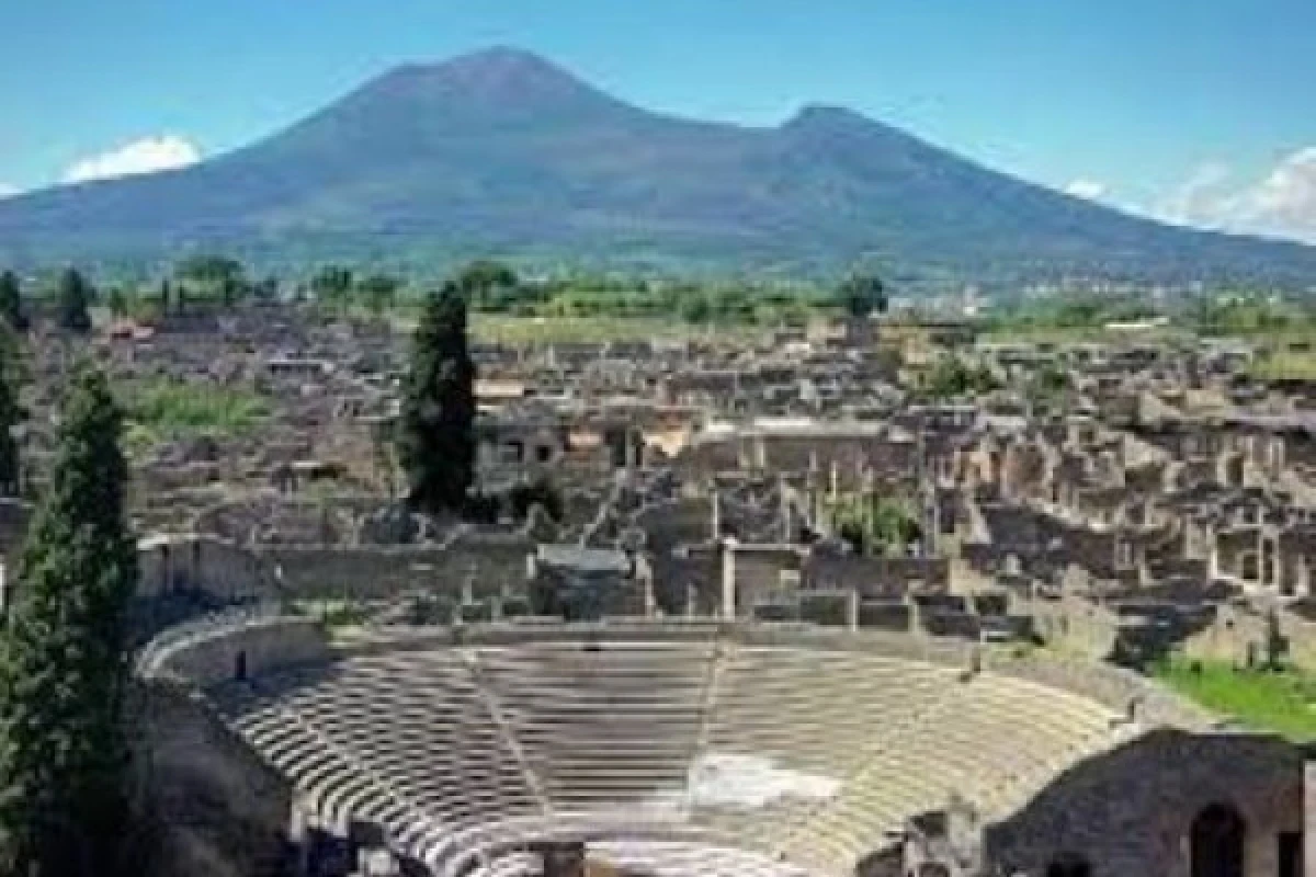 Tour Pompeii and Vesuvius from Naples - Group Tour - Bonjour Fun