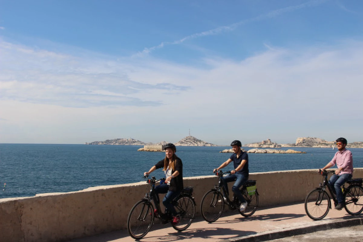 Visite des calanques en vélo électrique et Guide Virtuel - Bonjour Fun