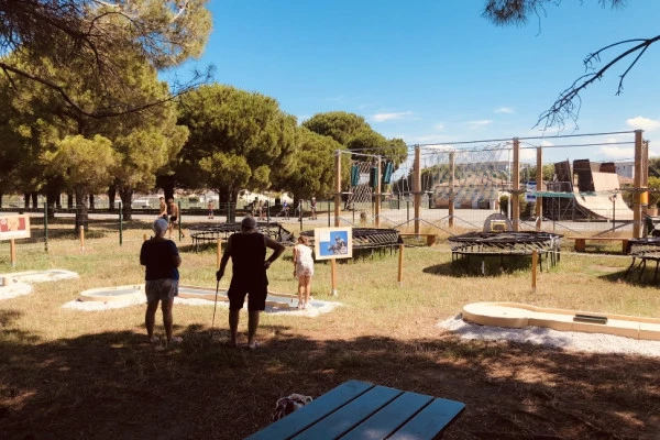 Votre mini-golf à Fréjus sur la Base Nature ! - Bonjour Fun