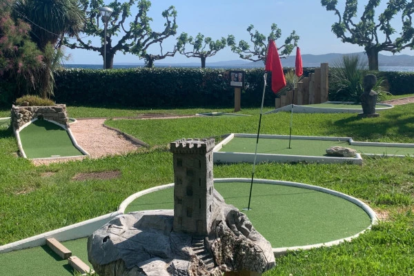 Votre Mini-Golf à Saint-Raphaël les pieds dans l'eau ! - Bonjour Fun