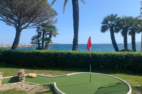 Votre Mini-Golf à Saint-Raphaël les pieds dans l'eau ! - Bonjour Fun