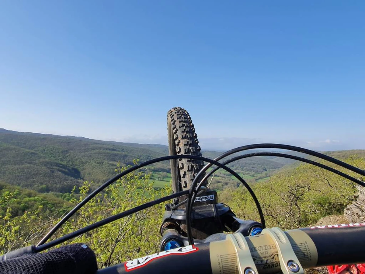 Découverte des Gorges de l'Aveyron en VTT AE - Bonjour Fun