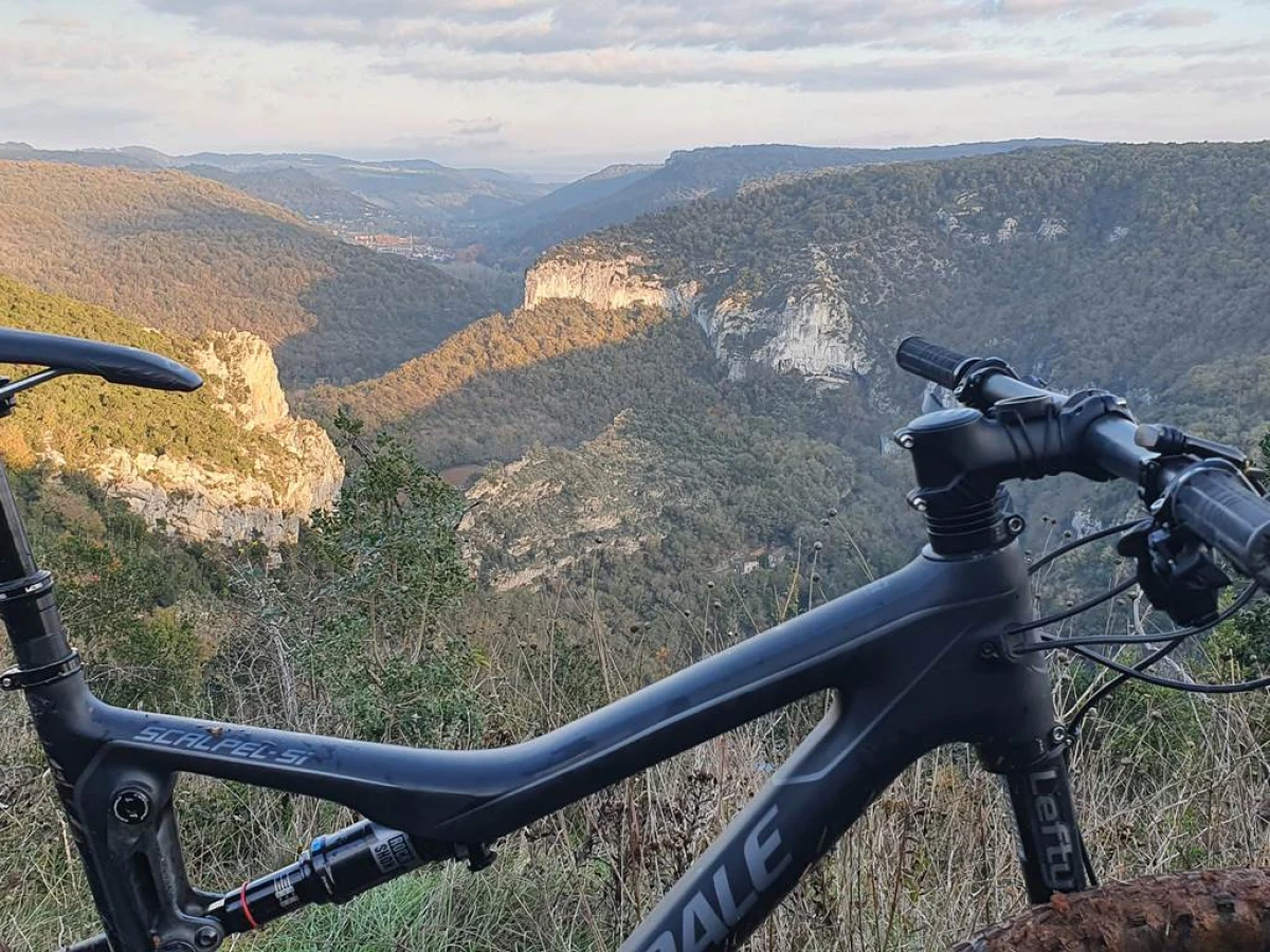 Balade en VTT dans les Gorges de l'Aveyron - Bonjour Fun