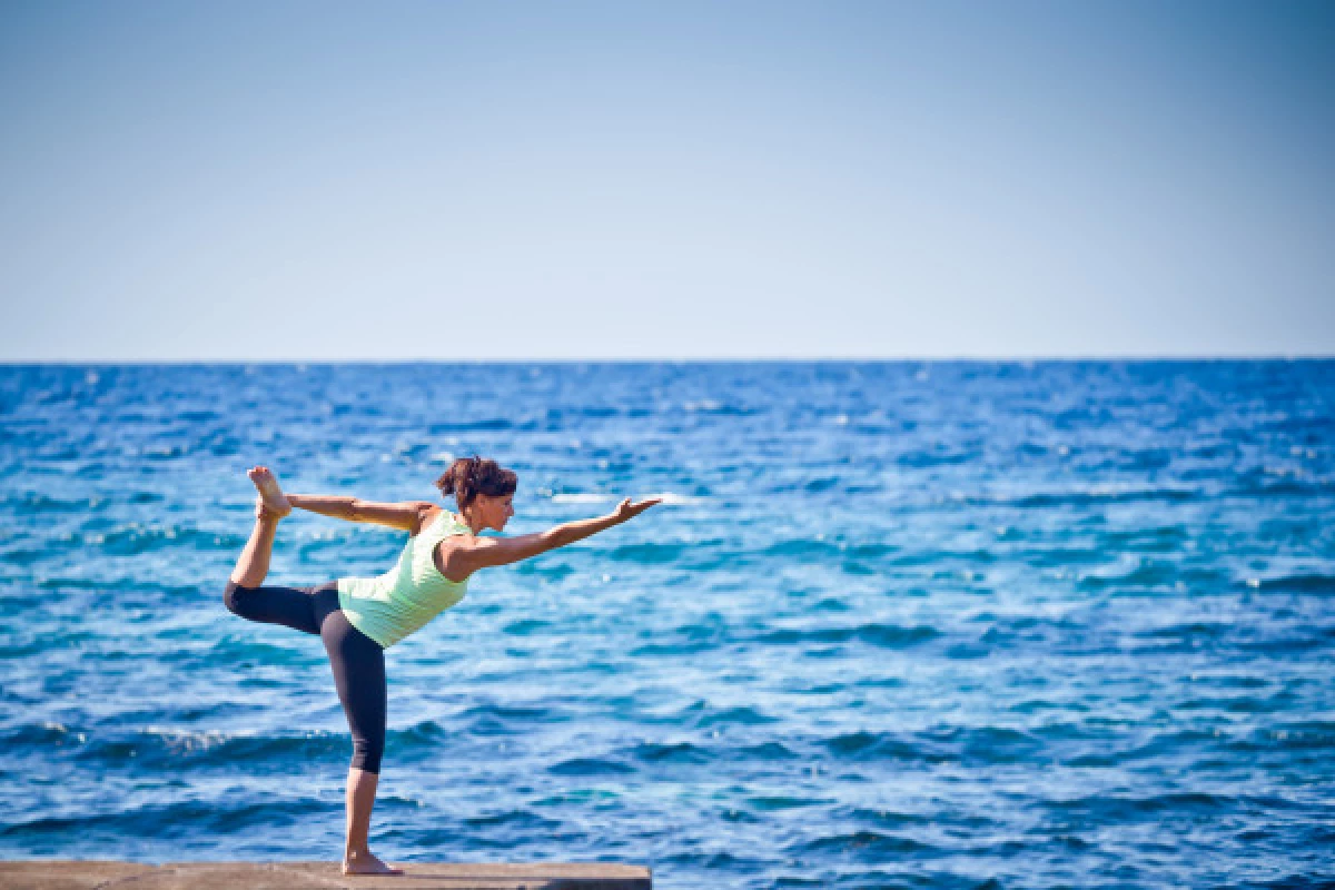 Yoga sur la plage - les Issambres - Bonjour Fun